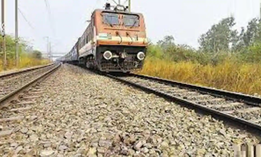 Mumbai-bound Shalimar Express catches fire on Nashik Road; no one is hurt