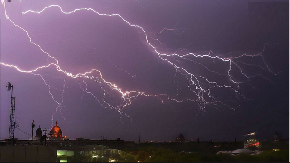 UP: A lightning strike in Mainpuri resulted in 3 deaths and 3 injuries