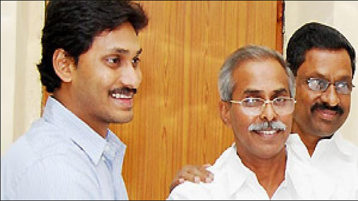 CBI grills YSR family’s close aide in Jagan’s uncle murder case