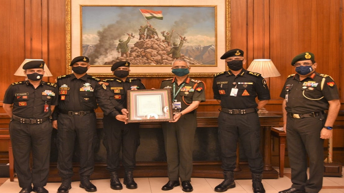 Army Chief awards the COAS unit appreciation to 51 NSG men