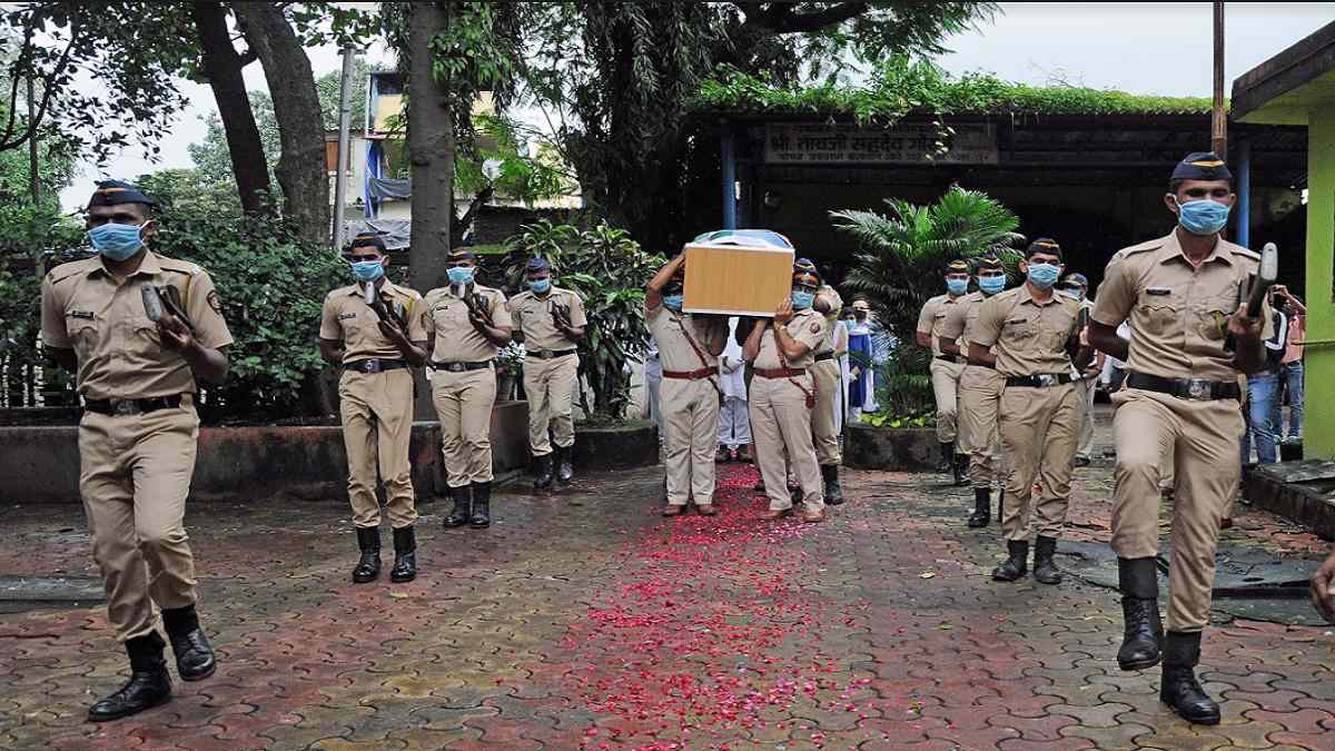 Pilot Deepak Sathe cremated, Maha govt accords state funeral