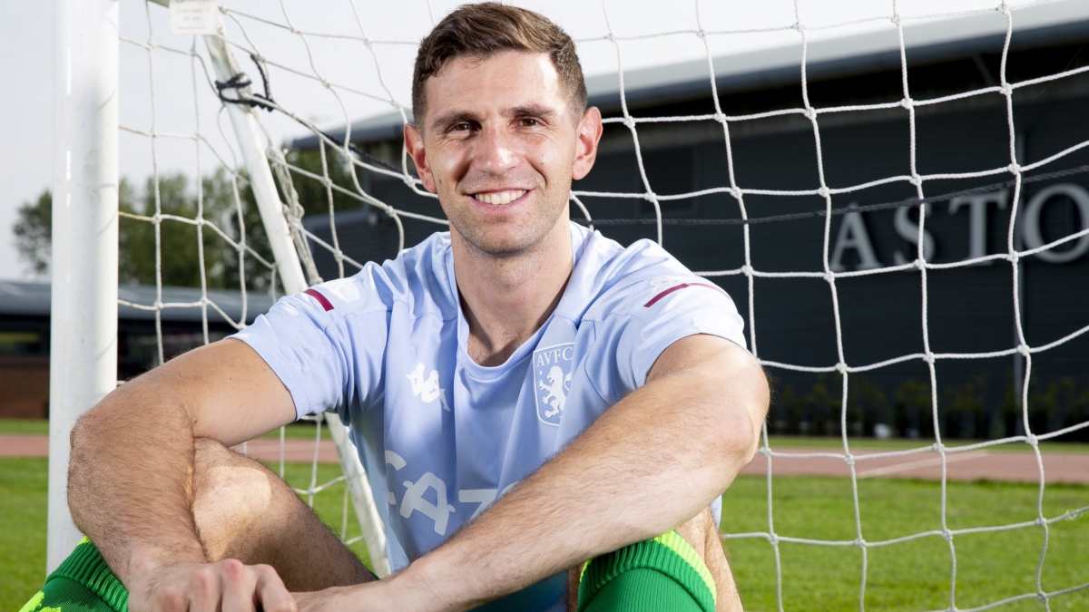 Aston Villa sign Arsenal goalkeeper Emiliano Martinez