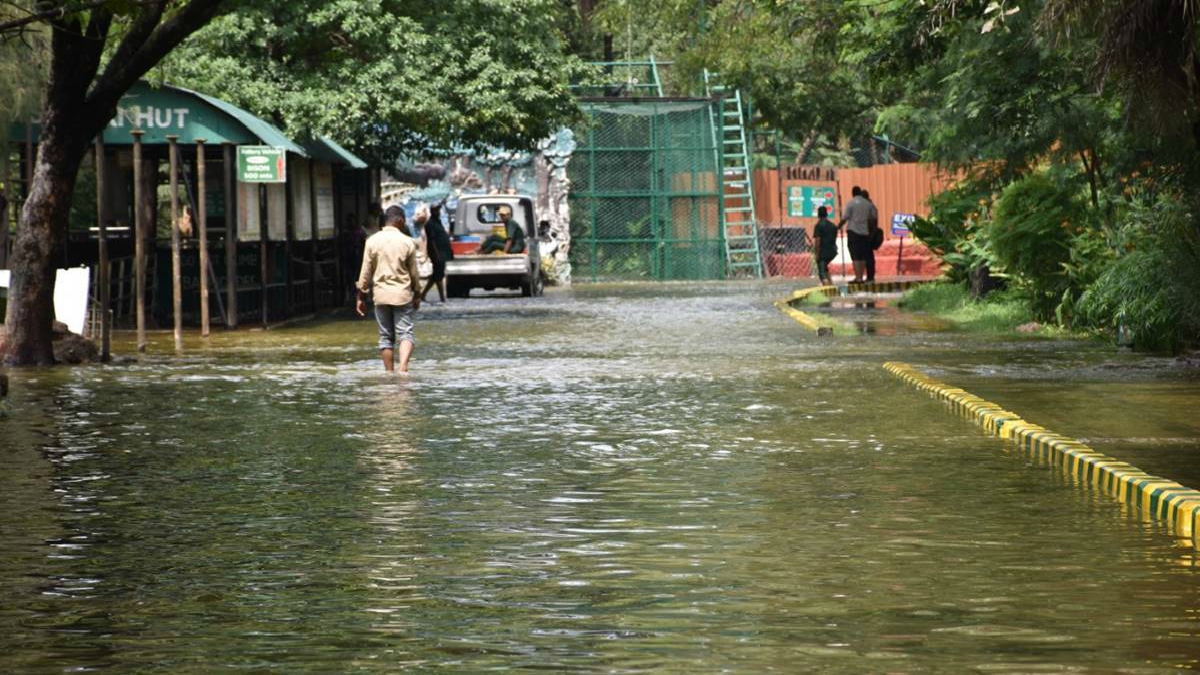 Two dead, five injured due to heavy rainfall in Hyderabad