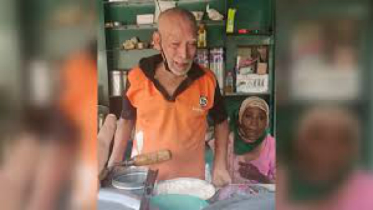 People line up for support at aged couple’s dhaba after viral video