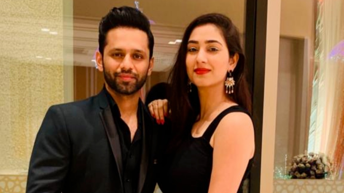 Singer Rahul Vaidya proposes to girlfriend Disha Parmar on TV