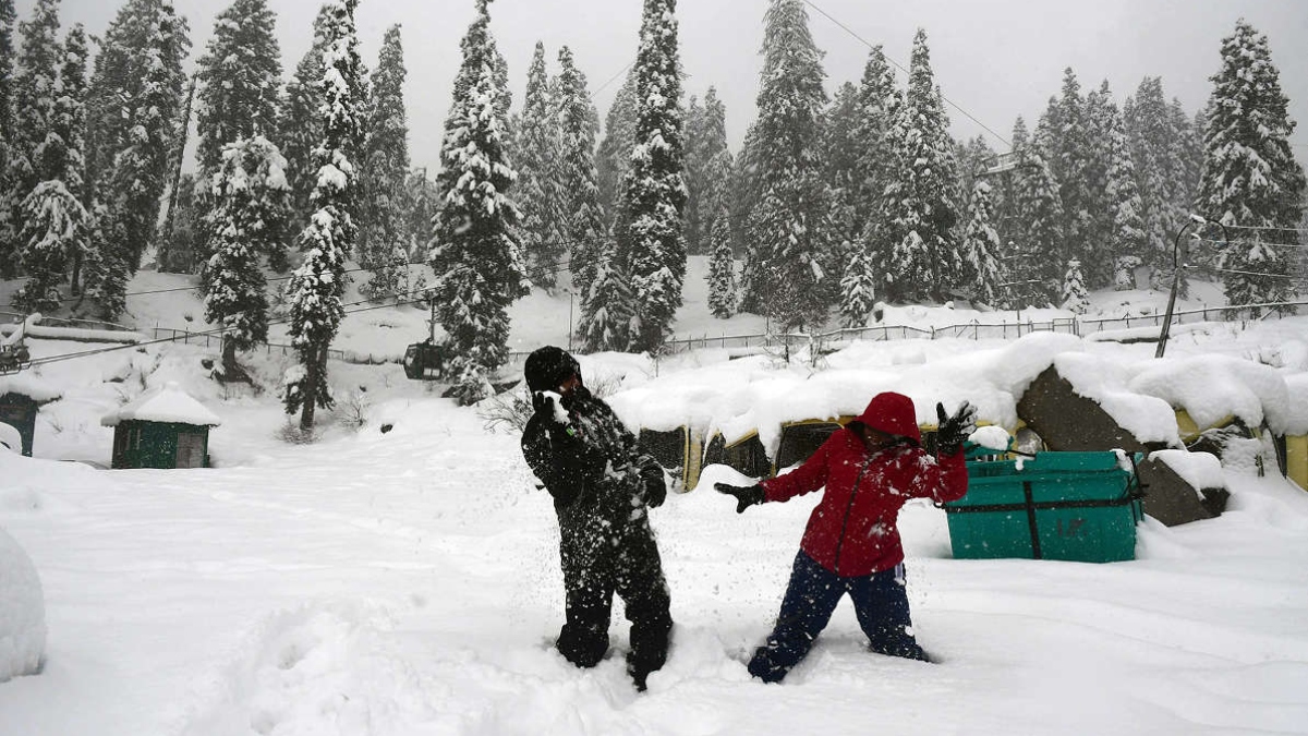 Heavy snowfall closes highways in J&K, triggers avalanche warnings