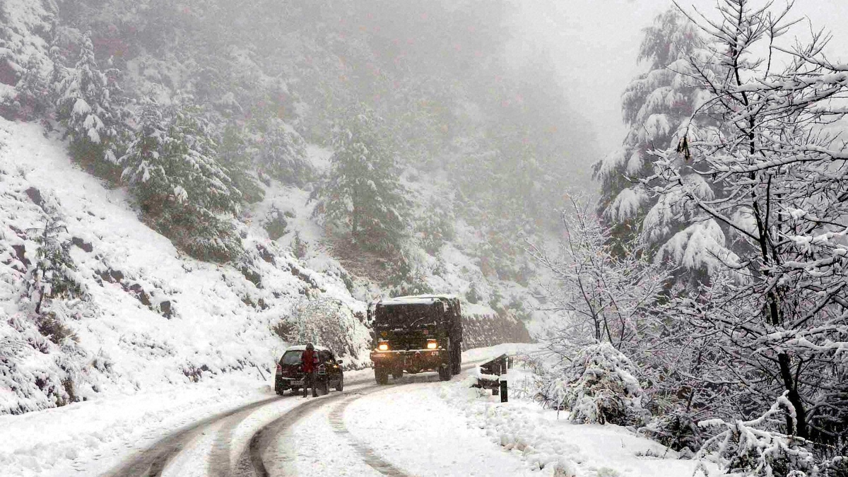 Civilians’ car skidded off in Kupwara; Army recovers