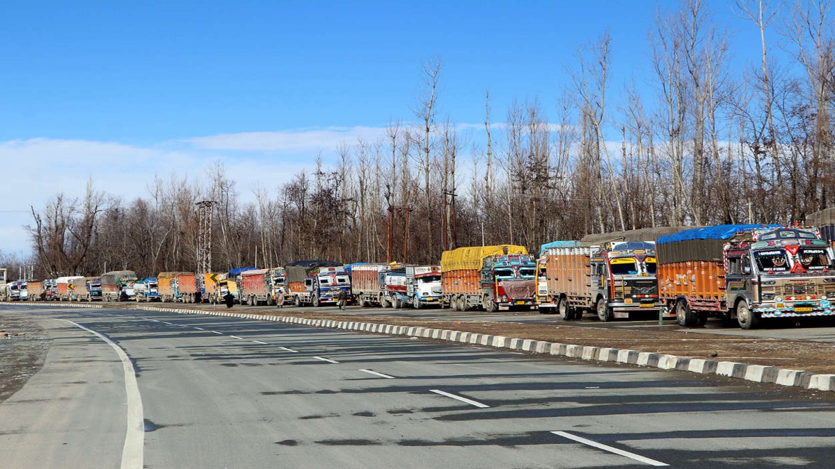 ONE-WAY TRAFFIC RESTORED ON SRINAGAR-JAMMU HIGHWAY, PARTS OF KASHMIR, LADAKH FREEZE