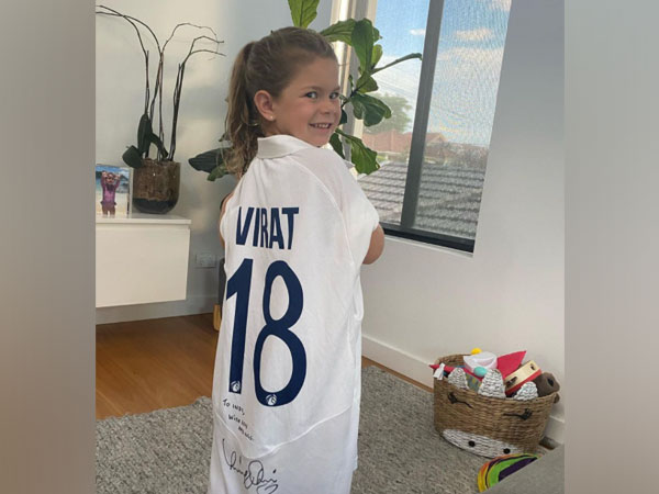 We have one very happy girl here: Warner’s daughter elated after getting Kohli’s jersey