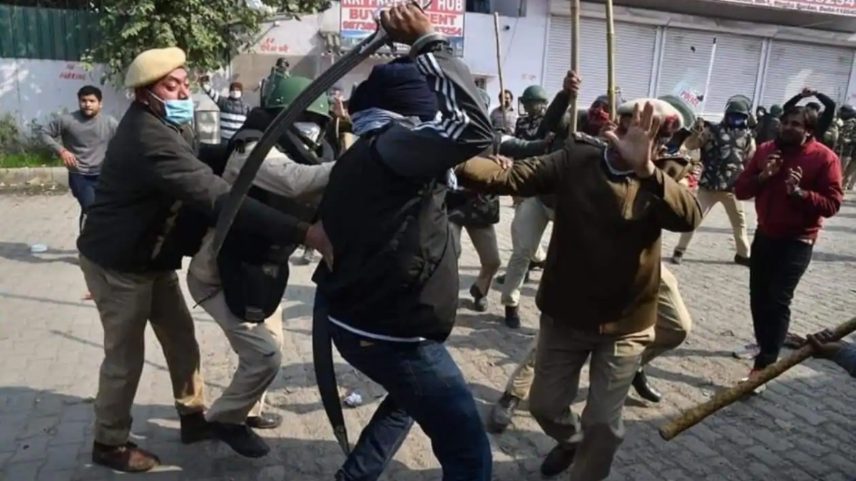 DELHI POLICE SHO INJURED BY SWORD AS LOCALS CLASH WITH FARMERS AT SINGHU