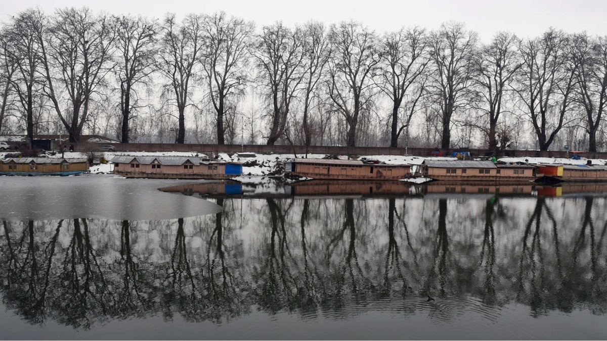 CLEAR SKIES AND SUB-ZERO TEMPERATURES PERSIST IN KASHMIR