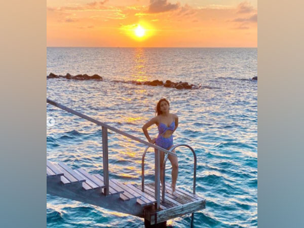 Sara Ali Khan sets temperature soaring with new pictures from Maldives