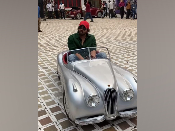 Ranveer Singh shares hilarious video of Rohit Shetty from sets of ‘Cirkus’