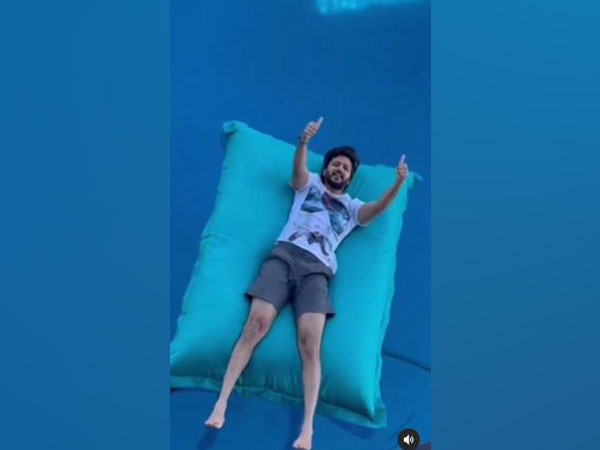 Riteish Deshmukh shares quirky weekend special video in swimming pool featuring ‘Main Hoon Don’