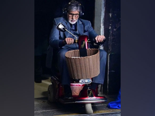 Amitabh Bachchan chooses three-wheel bike to enter sets