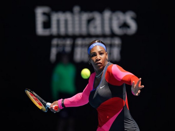 Australian Open: Serena Williams storms into third round