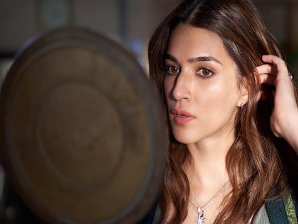 Kriti Sanon shares BTS from sets of ‘Bachchan Pandey’