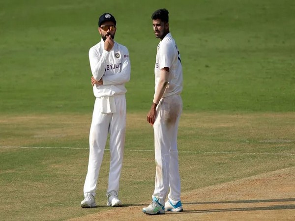 Ind vs Eng, 1st Test: Kohli gives pep talk ahead of day 2