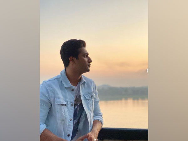 Vicky Kaushal cherishes mesmerising sunset view on banks of Narmada river