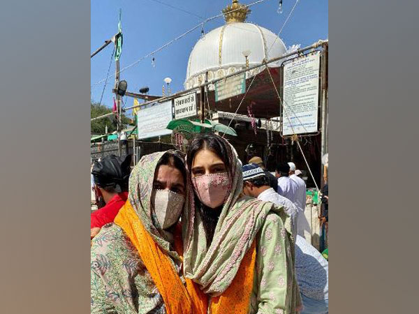 Sara Ali Khan pays visit to Ajmer Sharif with mother Amrita Singh