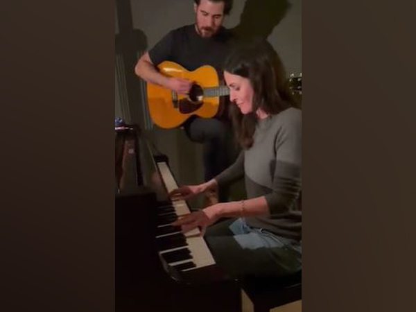 Courteney Cox performs ‘Friends’ theme song on piano