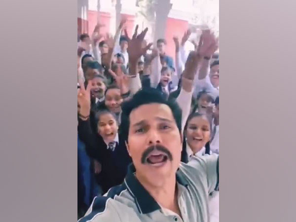 Randeep Hooda shares his version of ‘PawriHoriHai’ from ‘Inspector Avinash’ sets