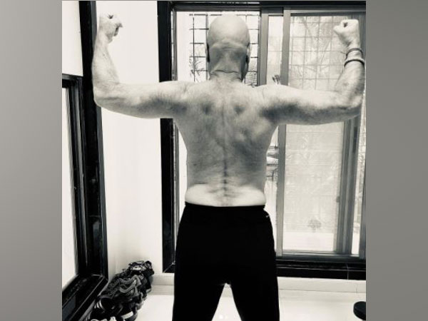 Anupam Kher showcases toned upper body, asks fans ‘sahi ja raha hu na’