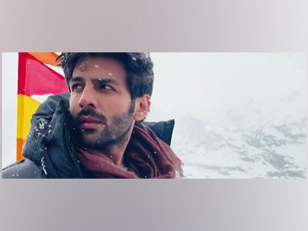 Kartik Aaryan receives warm welcome in Manali, gets mobbed by fans