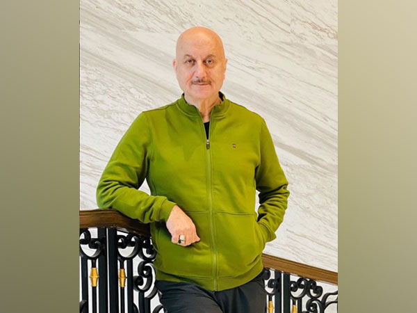 Anupam Kher gives clarification over viral photo, says ‘it is not me’