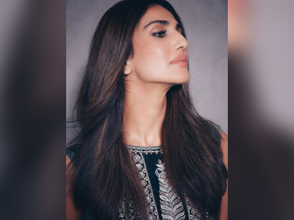 Vaani Kapoor paints her canvas with ethnicity in latest post