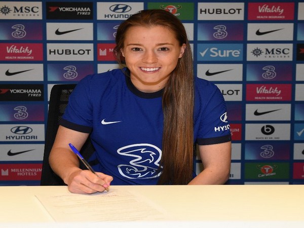 Fran Kirby signs contract extension with Chelsea