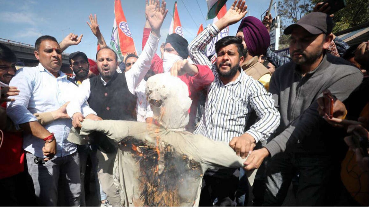 Pro-Gandhi Congress workers burn Azad’s effigy for praising PM Modi