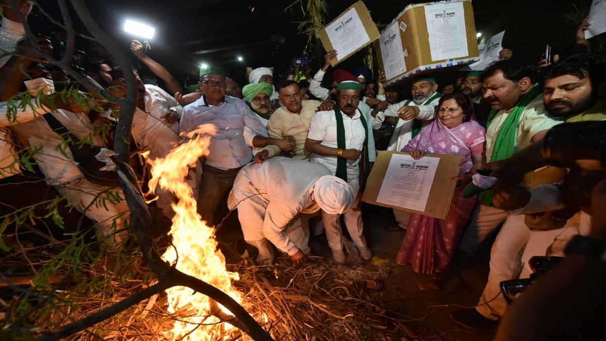 FARMERS BURN COPIES OF FARM LAWS TO CELEBRATE ‘HOLIKA DAHAN’