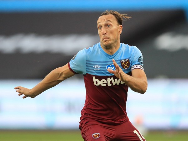 Mark Noble extends West Ham deal for one final season