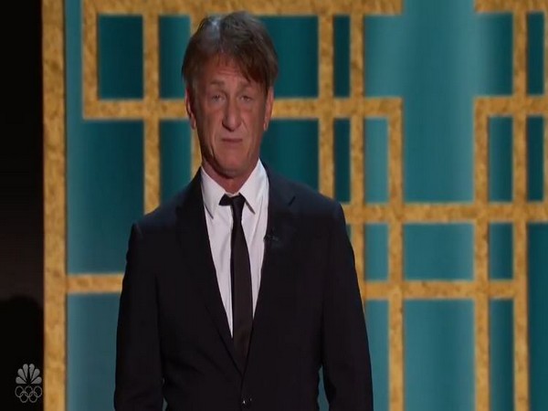 Sean Penn’s hair at Golden Globes trends on social media