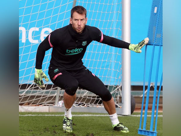 Barcelona’s Neto sprains ankle in training