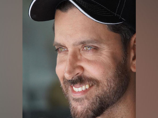 Hrithik Roshan gives acting tips to fans with new candid picture