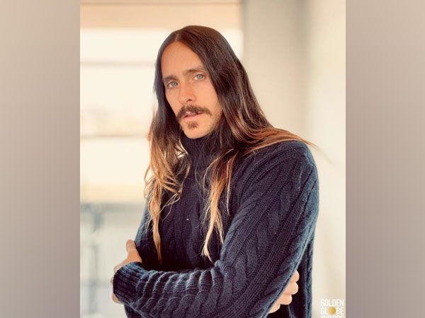 Jared Leto kicks off Golden Globes with tousled hair, cable knit sweater