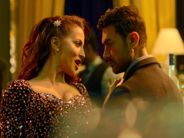 ‘Koi Jaane Na’: Aamir Khan, Elli AvrRam strike sizzling chemistry in ‘Har Funn Maula’