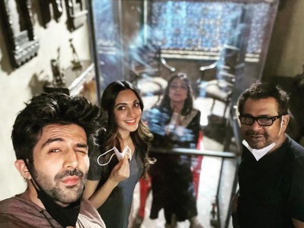 Kartik Aaryan welcomes Tabu back on sets of ‘Bhool Bhulaiyaa 2’ with a quirky post