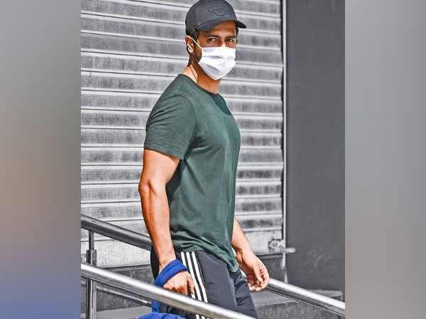 Vicky Kaushal shares picture wearing mask, requests fans to be safe