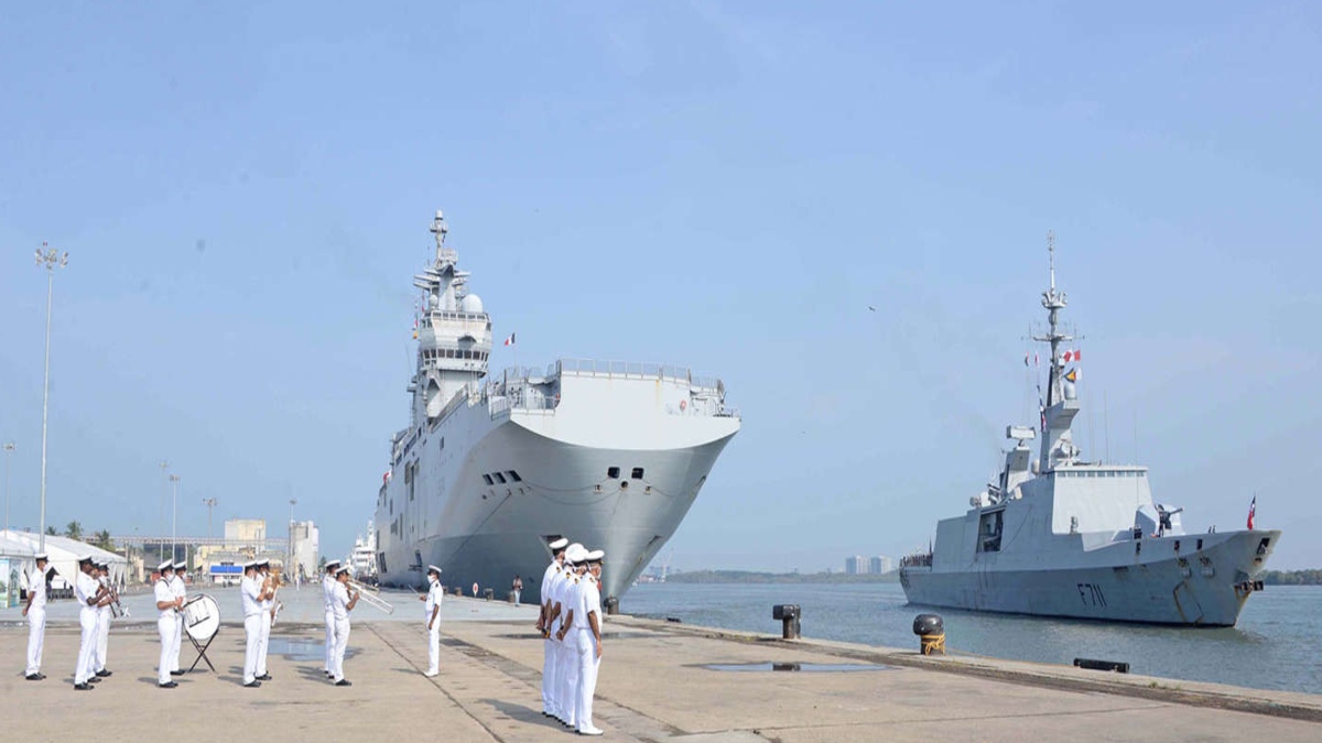 FRENCH COMMANDER IN INDIAN OCEAN VISITS WESTERN NAVAL COMMAND