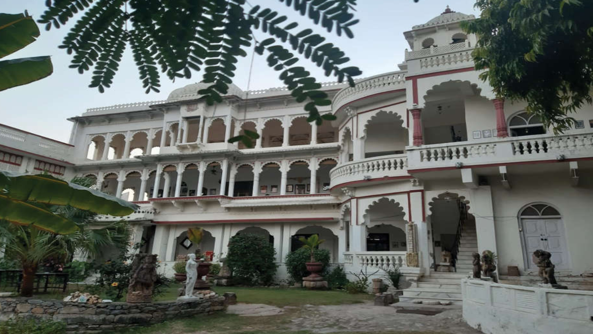 DARBARGARH IN POSHINA: REGAL RESIDENCE & CULINARY DESTINATION