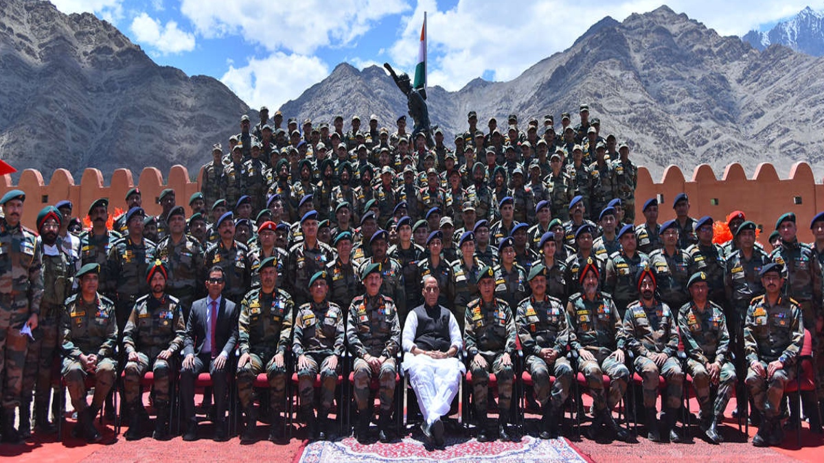 RAJNATH SINGH INTERACTS WITH TROOPS OF INDIAN ARMY’S 14 CORPS IN LADAKH, LAUDS THEIR EXEMPLARY COURAGE