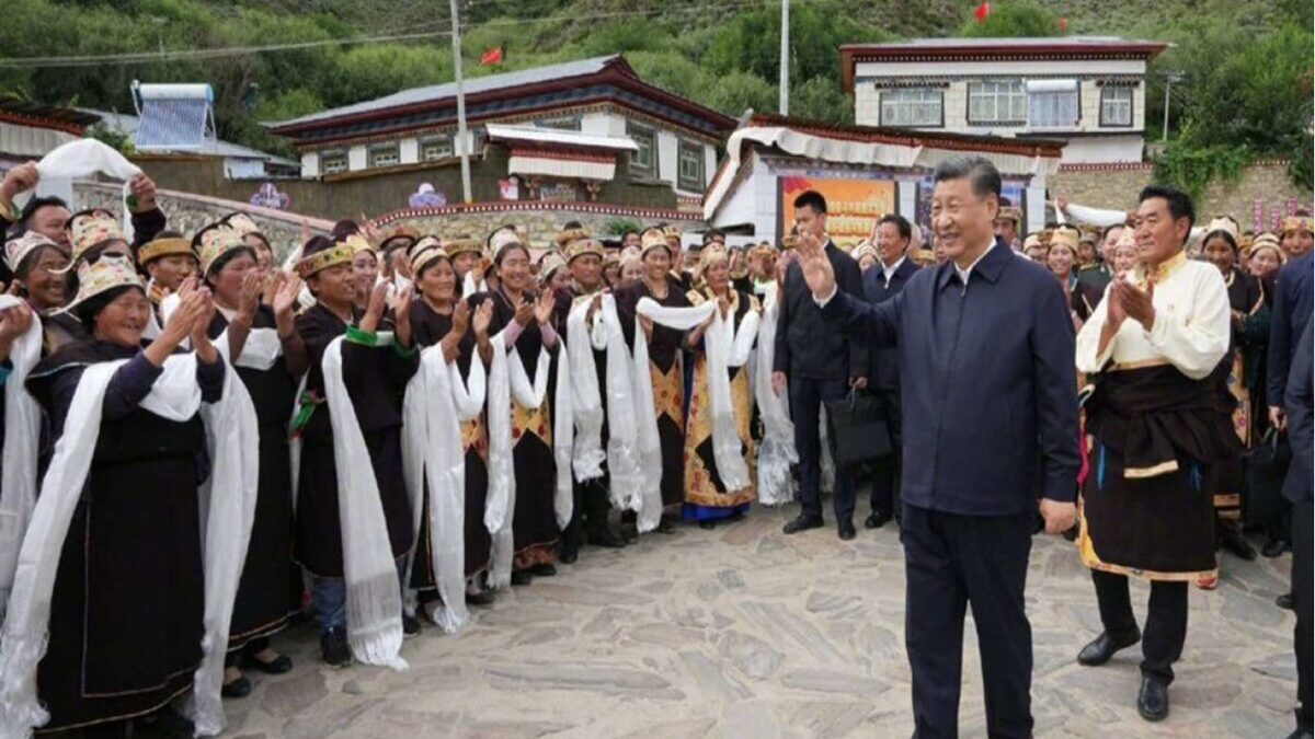 XI JINPING MEETS TOP MILITARY OFFICIALS IN LHASA