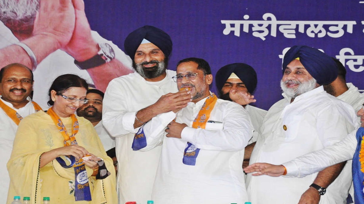 Senior BJP leaders led by former minister Anil Joshi join Akali Dal