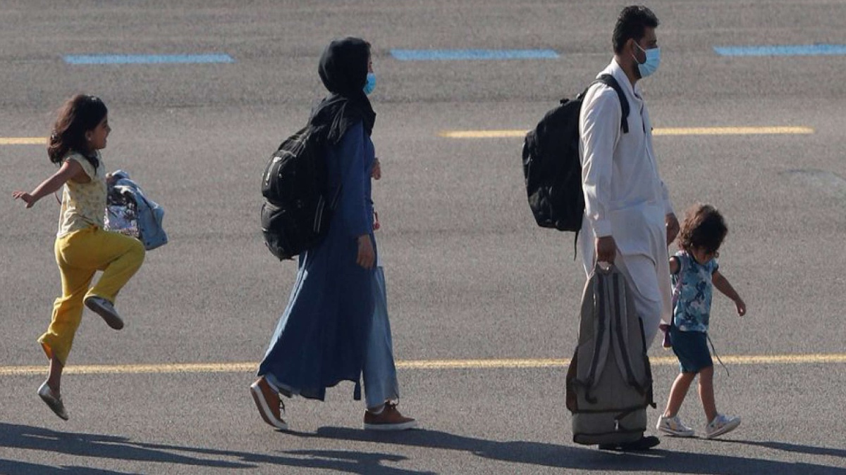 THIS IS WHAT HAPPENS WHEN YOU PROTECT REFUGEES: PHOTO OF AFGHAN GIRL JUMPING IN JOY AT BELGIUM AIRPORT GOES VIRAL