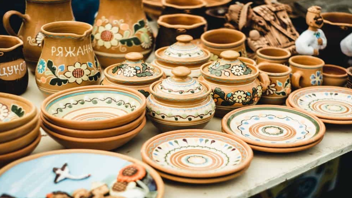 Shivamogga zilla panchayat provides rent-free spaces to sellers of earthenware amid festive season