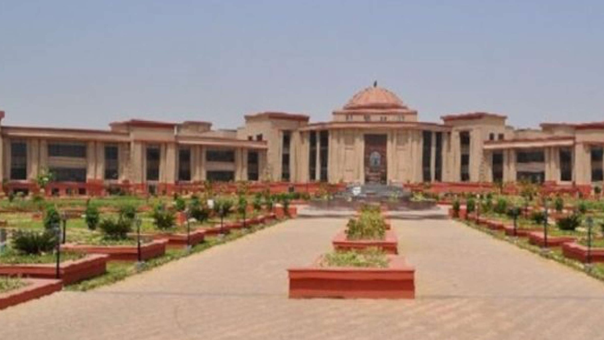 High Court can’t terminate services of District Judge or impose any punishment of reduction in rank under Article 235: Chhattisgarh HC