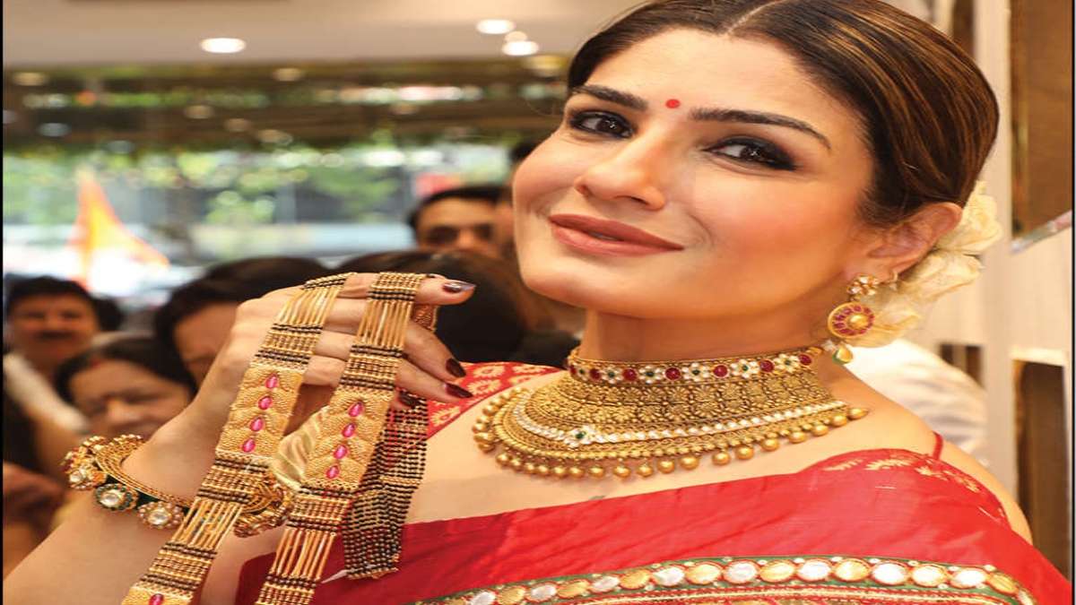 Raveena inaugurates jewellery store in Vashi